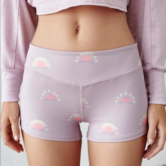 NWT Free People Movement Lilac Purple Lotus Yoga Shorts Size Large‎ Bohemian New - Picture 7 of 7